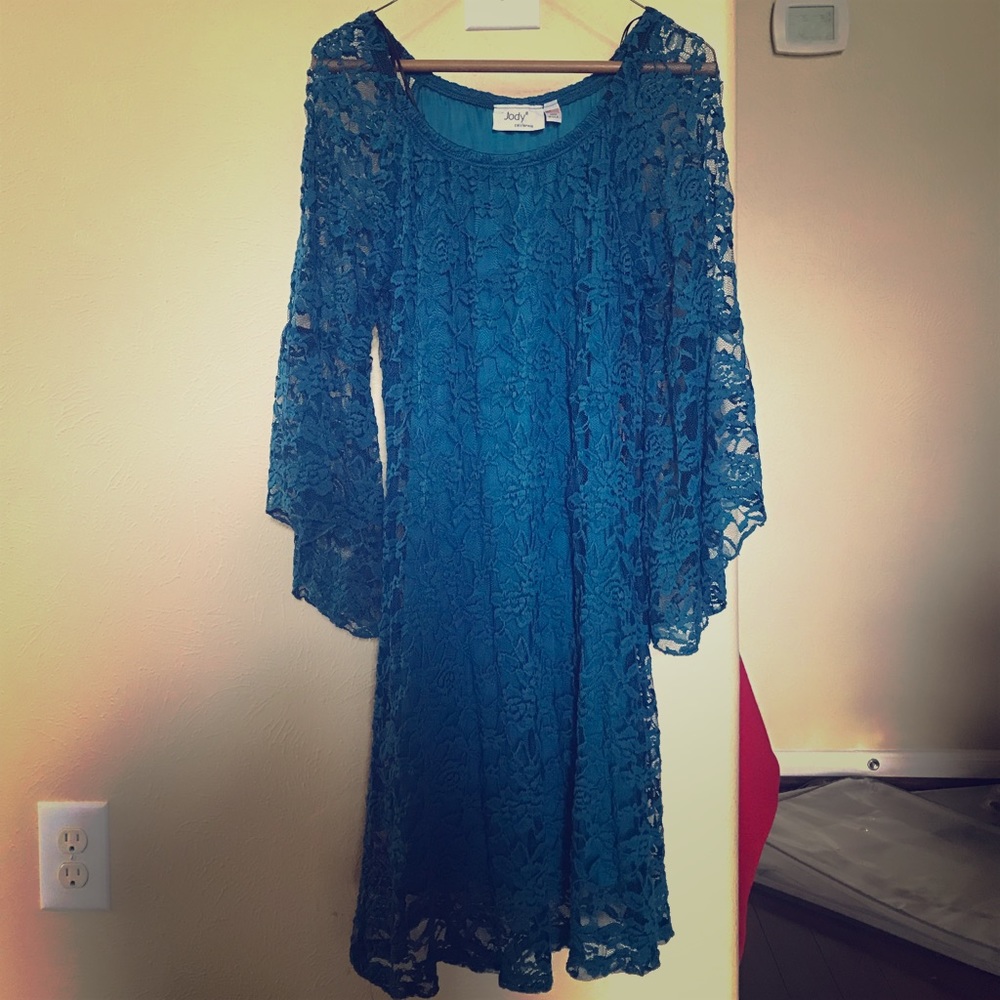 Very pretty dress! Looks great with boots!